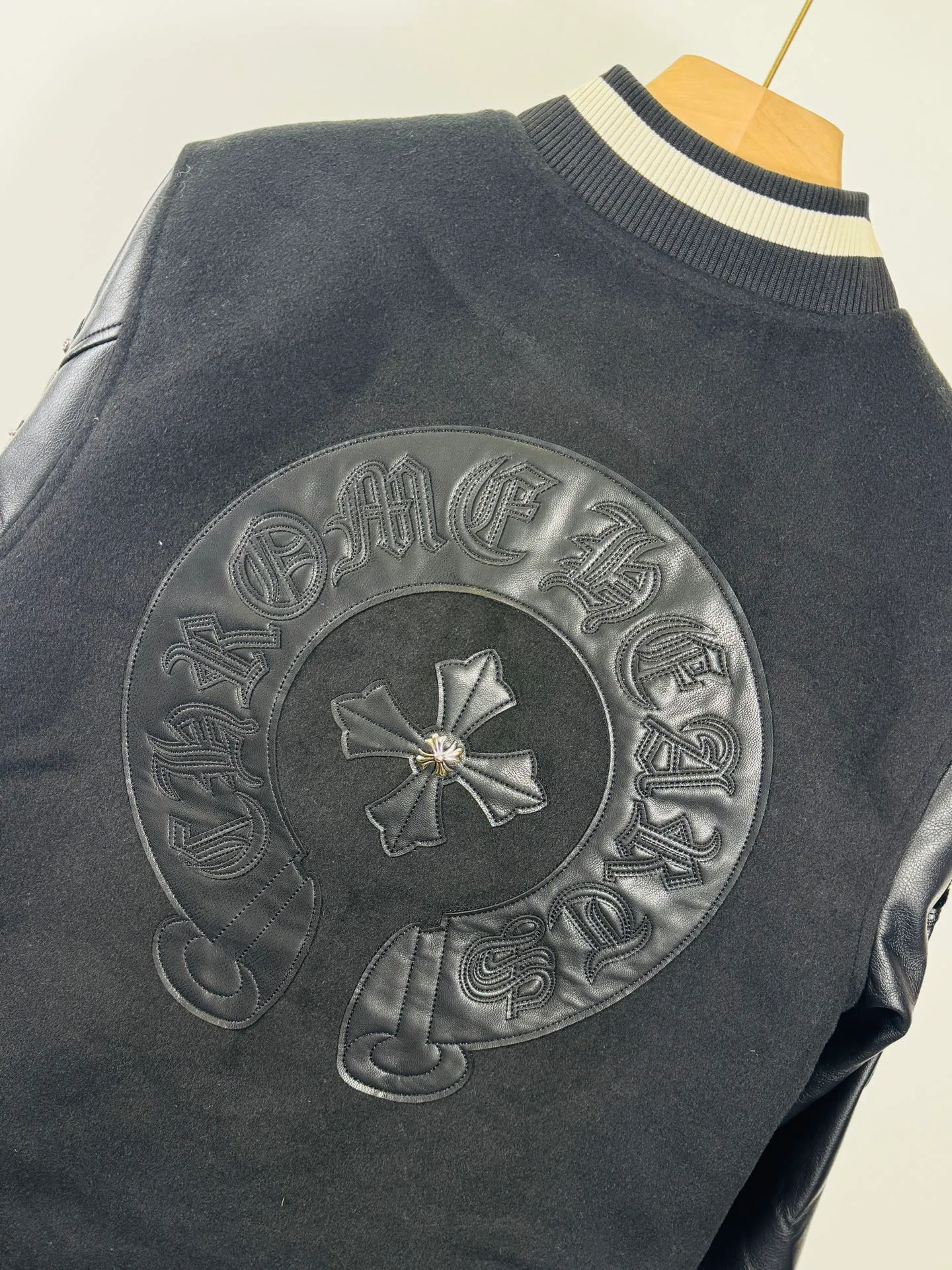P520 top version 🐮 Real shot without P, ​​different from market products] Chrome Hearts 🍁Winter clothing is coming🍁 Sanskrit cross woolen leather sleeves spliced ​​baseball embroidered cotton jacket, heavy embroidery ➕ special craftsmanship of double sleeve splicing, counter synchronization, heavy industry! ! Customized version of thickened woolen fabric, silk lining, customized version of hardware, not the ordinary version on the market! Color: Black Red Code: S, M, L, XL